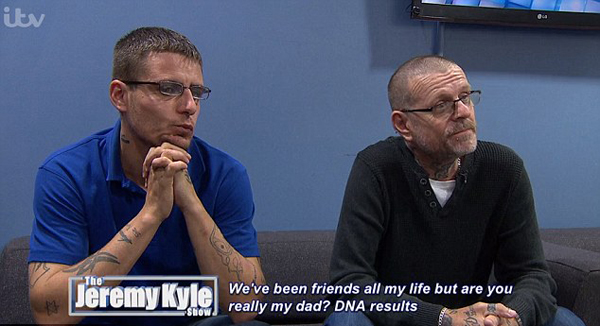 隔壁老王生的！英男子上节目找到生父系多年邻居