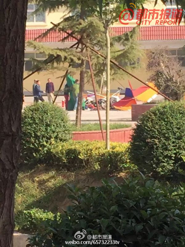 重庆：女子被太空船甩到高空 摔下时砸中护栏