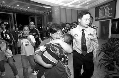 浙江男子掐情人脖子抢走私生子，卖掉给妻还债